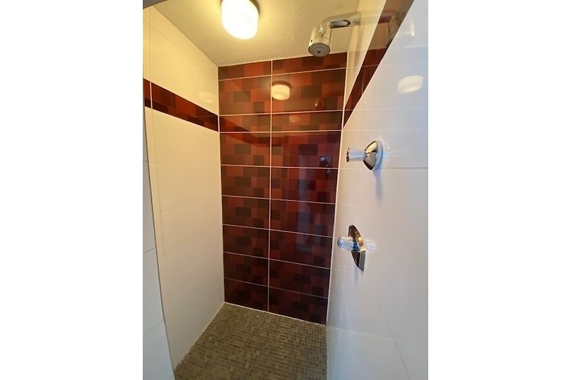 Modernes Badezimmer mit Schwalldusche.