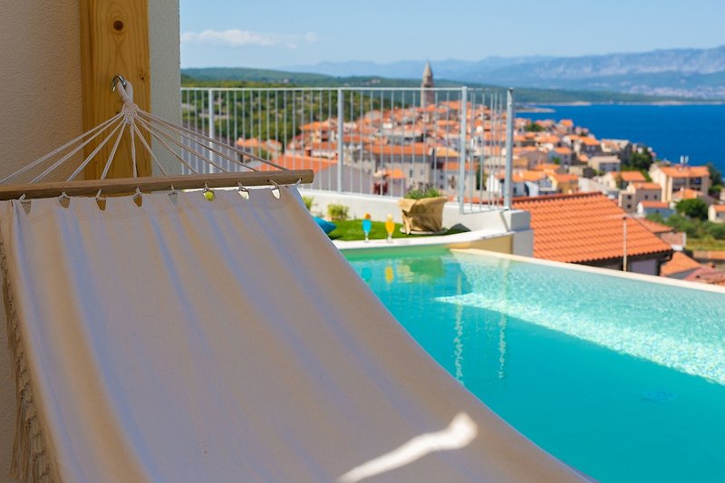 Luxuriöses Resort am Meer mit Pool und Sonnenliegen.