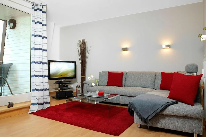 Geschmackvoll eingerichtetes Wohnzimmer mit traumhaftem Meerblick.
