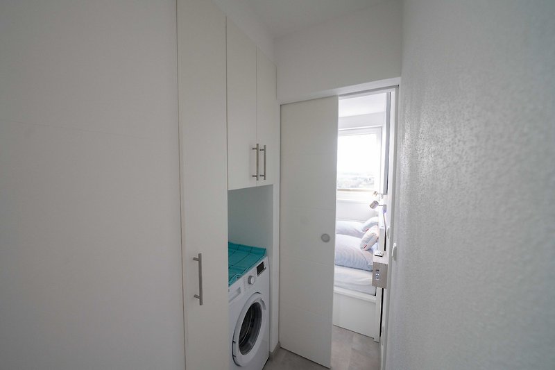 Zwischenflur mit Schrank und Waschmaschine