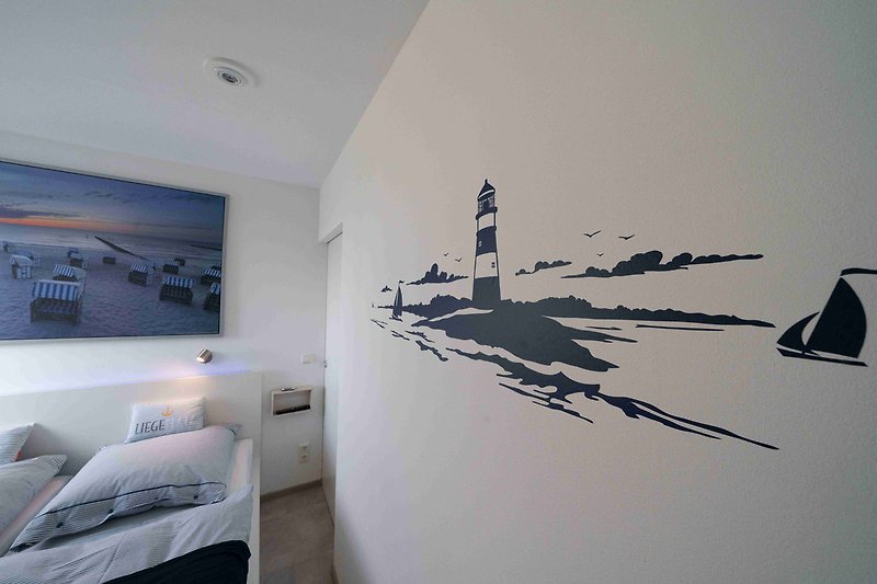 Schlafzimmer mit hochwertigen, getrennten Matratzen und Tageslicht