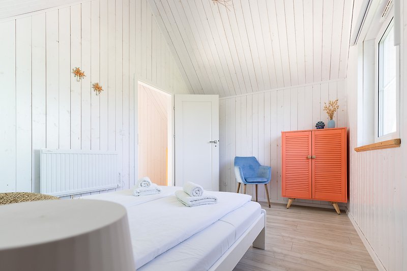 Komfortowe mieszkanie z drewnianymi meblami i wygodnym łóżkiem.