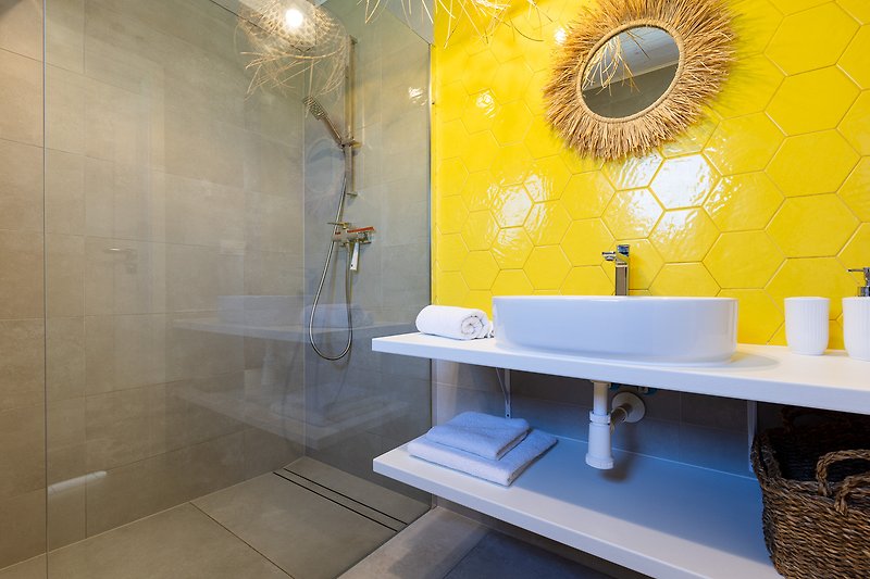 Piękna łazienka z nowoczesnym wyposażeniem i eleganckim wnętrzem.