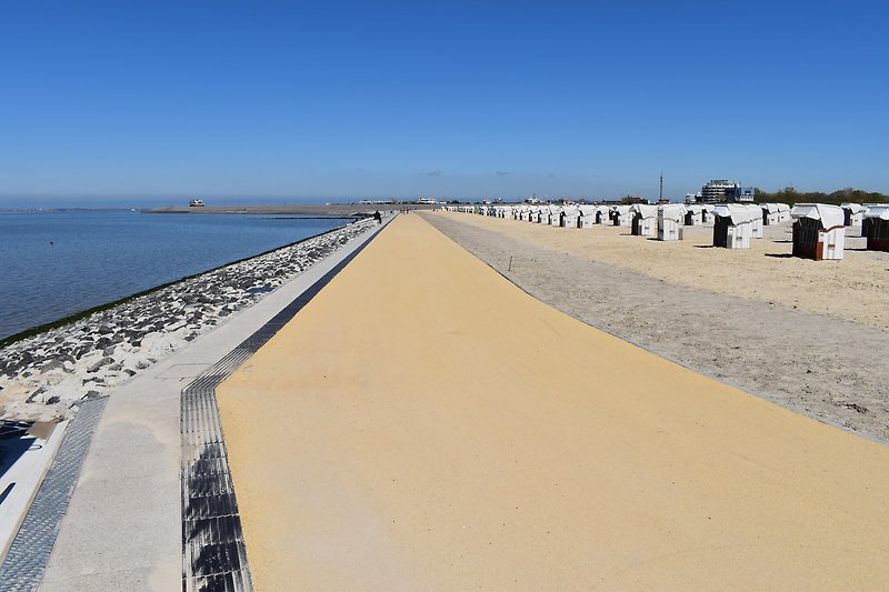 Die neue Promenade und der Sandstrand