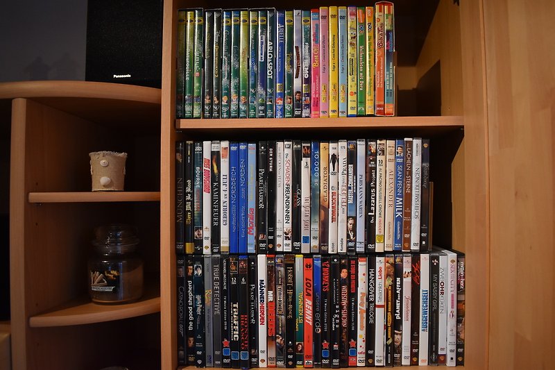 Zahlreiche DVDs und Bücher