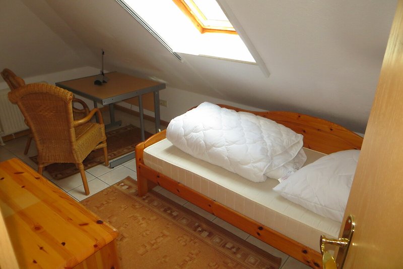 Das vierte Schlafzimmer mit Einzelbett und Leseecke
