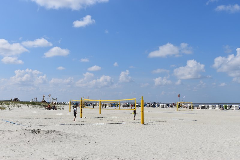 Großer Strand mit Volleyballfeldern, Fußballfeld und Strandkörben