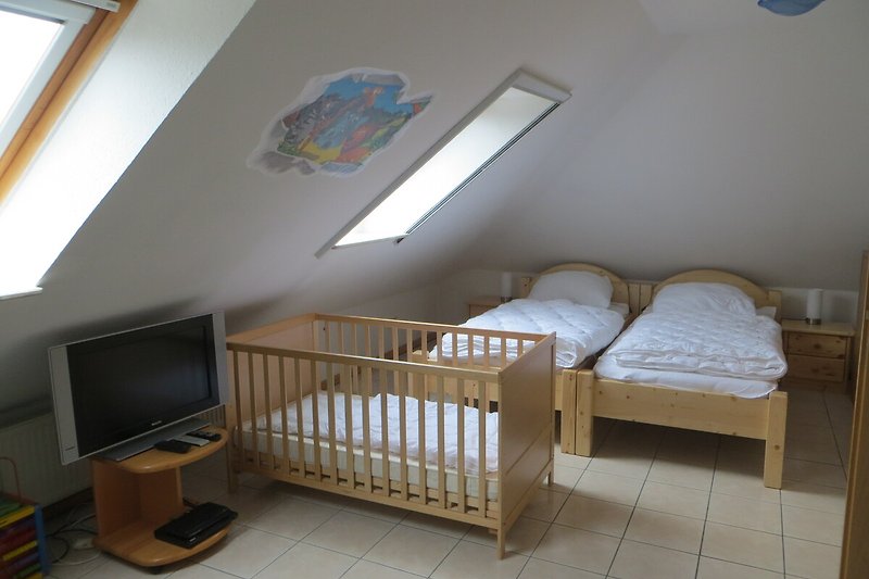 Schlafbereich des großen Schlaf-/ Kinderzimmers im OG