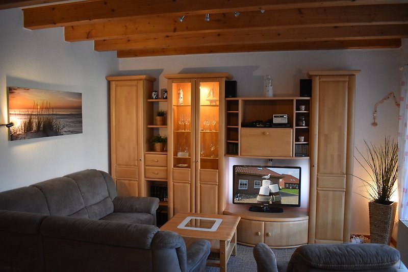 Gemütliches Wohnzimmer mit TV, Musikanlage und DVD-Player