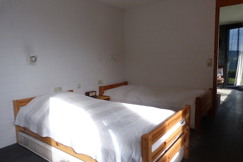 Camera da letto inferiore con bagno adiacente.