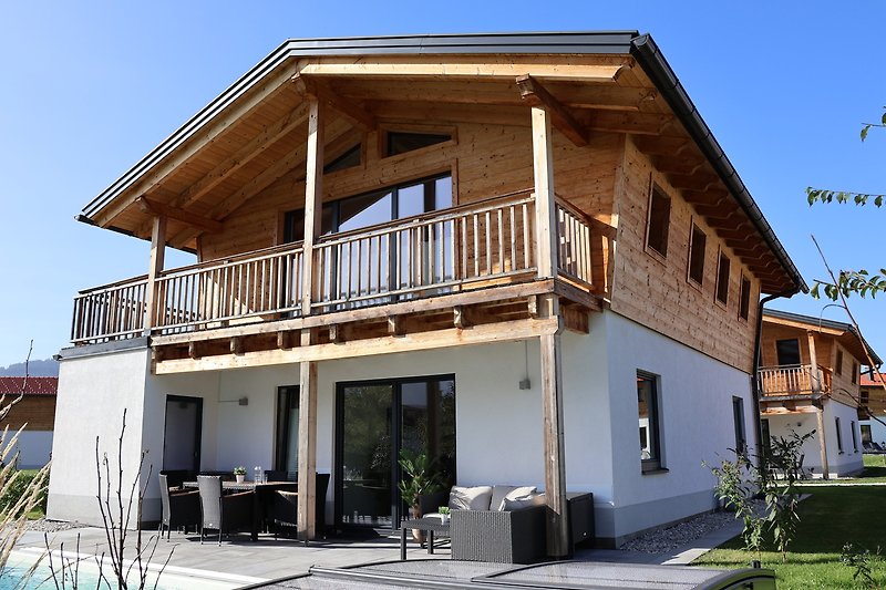 Ein charmantes Haus mit einer Holzverkleidung und einem gemütlichen Balkon.