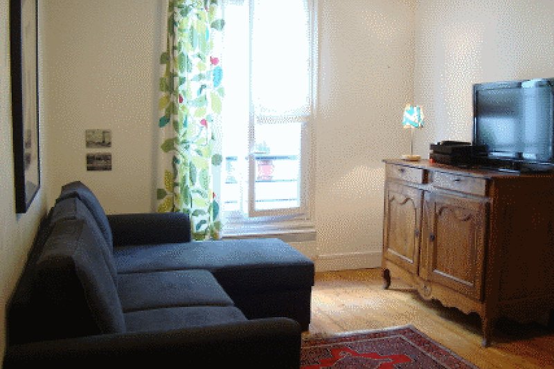 Profitez du confort de cette pièce avec son mobilier, sa télévision et sa vue par la fenêtre.