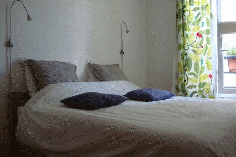Détendez-vous dans cette chambre confortable avec un lit en bois et des draps doux. Profitez du calme et de la tranquillité.