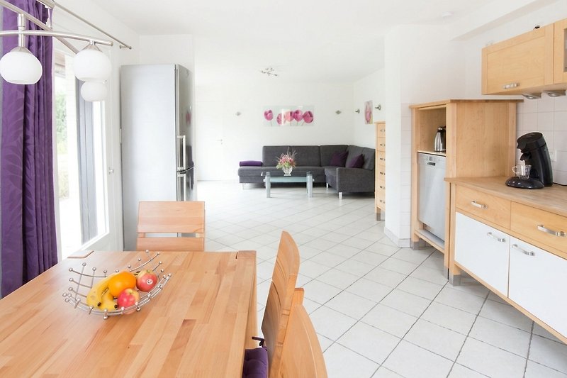 Helle Wohnküche, Riesentisch, Chillecke, Terrassen-Vibe. Alles eins.