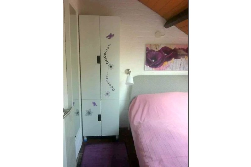 Schlafzimmer mit bequemem Doppelbett.