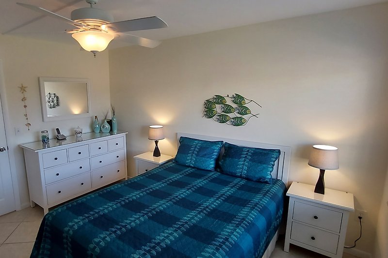 Liebevoll dekorierter Master Bedroom mit Queen Bed