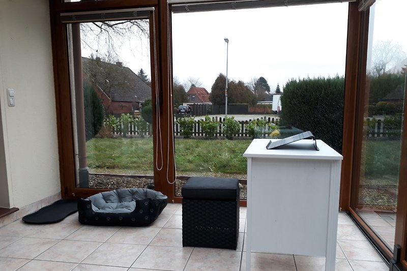 Wintergarten mit Arbeitsplatz und Platz für Vierbeiner 