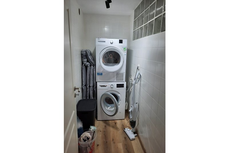 Abstellkammer mit Waschmaschine und Wärmepumpentrockner