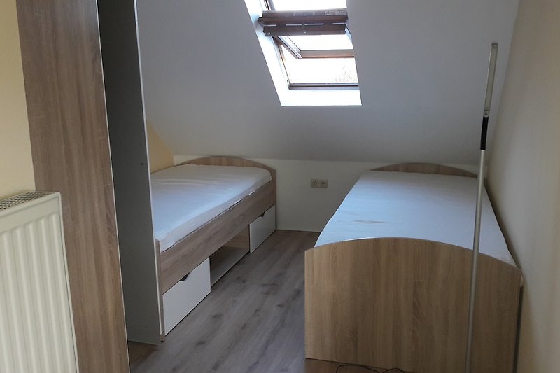 Kleines Schlafzimmer mit Einzelbetten