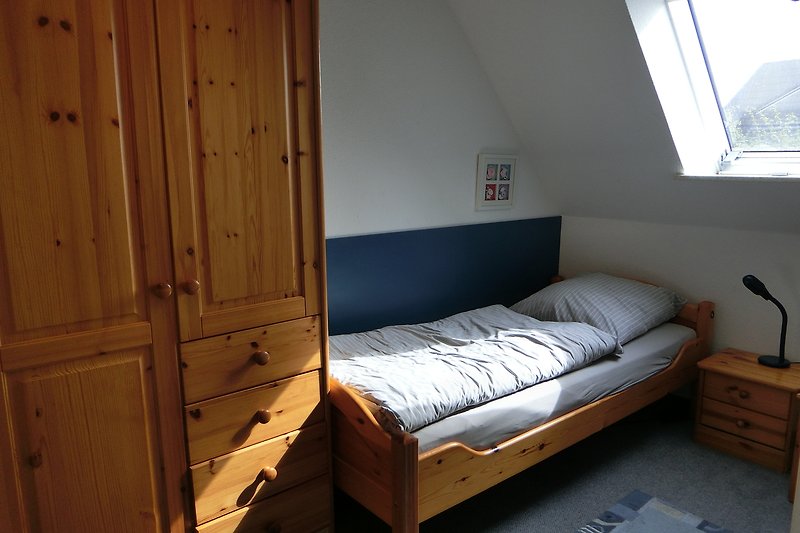 Zweites Schlafzimmer mit zwei Einzelbetten und Schrank.