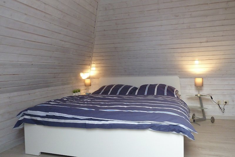 Schlafzimmer im Dachgeschoss mit Bett  in der Größe 160x200 cm
