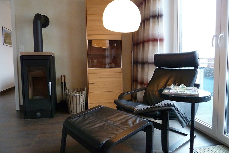 Gemütliches Wohnzimmer mit Holzmöbeln und stilvoller Einrichtung.