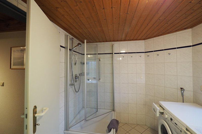 Modernes Badezimmer mit Dusche, Badewanne und Glaswand.