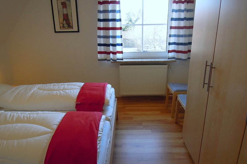 Komfortables Schlafzimmer mit Holzbett und Fensterblenden.