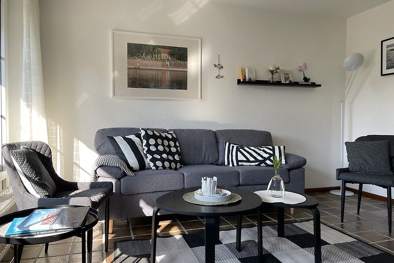 Stilvolles Wohnzimmer mit bequemer Couch und modernem Design.