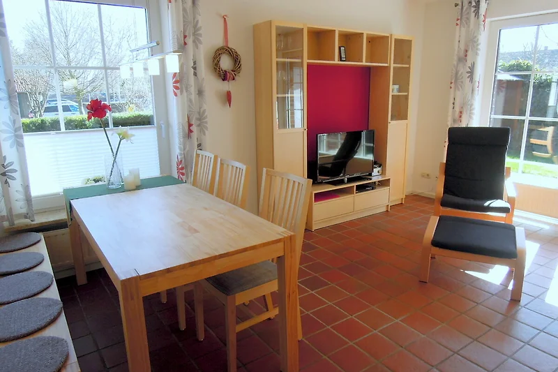 Mooie woonkamer met houten meubels, venster en televisie.