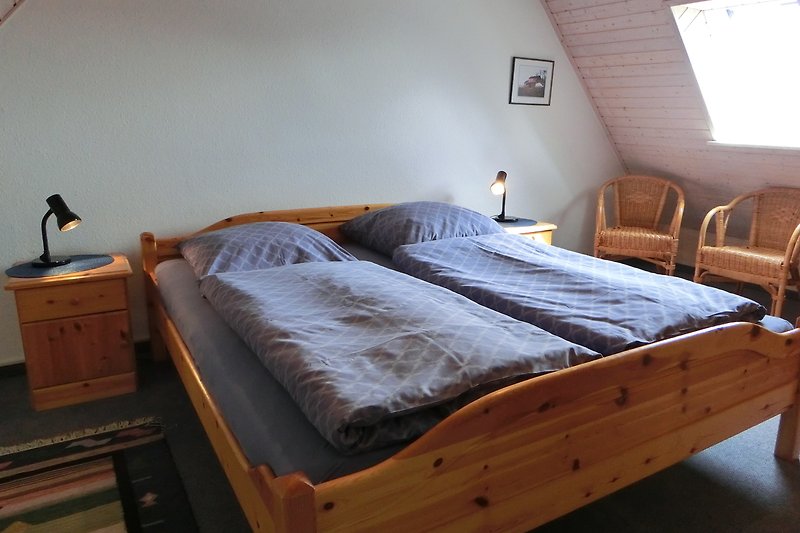 Schlafzimmer mit Doppelbett im Dachgeschoss.