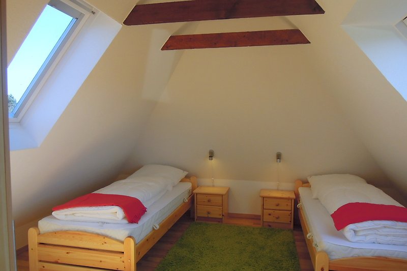 Gemütliches Schlafzimmer mit hellen Einzelbetten