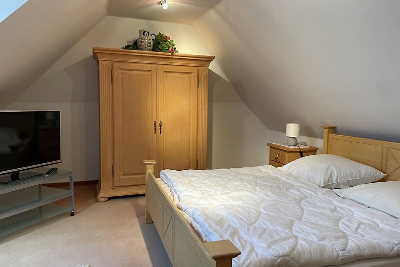 Gemütliches Schlafzimmer mit Doppelbett