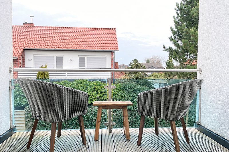 Einladender Balkon mit Gartenmöbeln und herrlichem Ausblick.