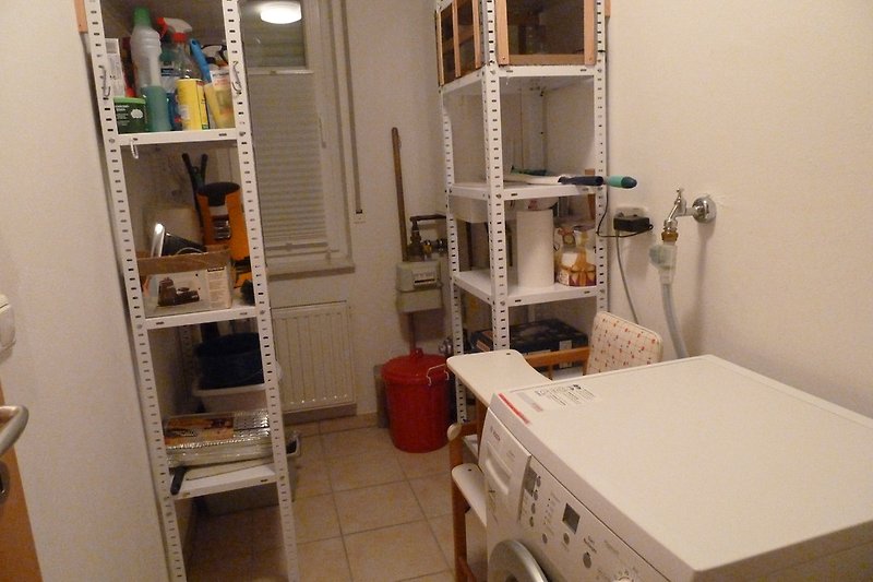 Hauswirtschaftraum mit Waschmaschine