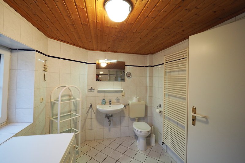 Modernes Badezimmer mit stilvoller Einrichtung.