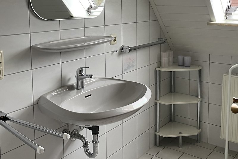 Modernes Badezimmer mit Spiegel und Waschbecken.