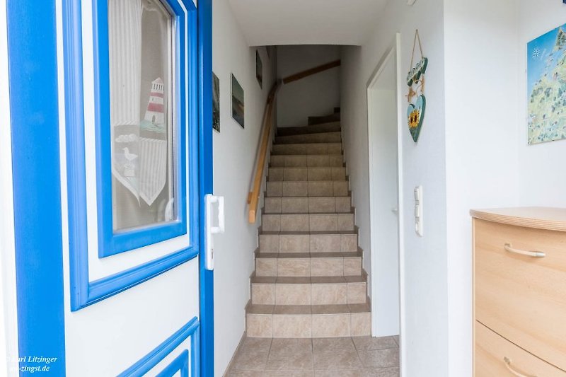 Ferienwohnung Kristall 2: Hauseingang mit Treppe zur Wohnung.