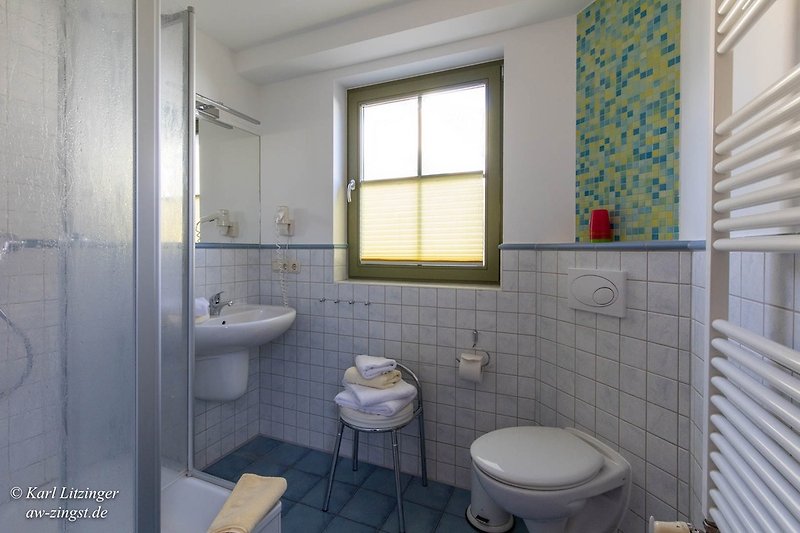 Erstes Badezimmer im Erdgeschoss mit DU/WC.