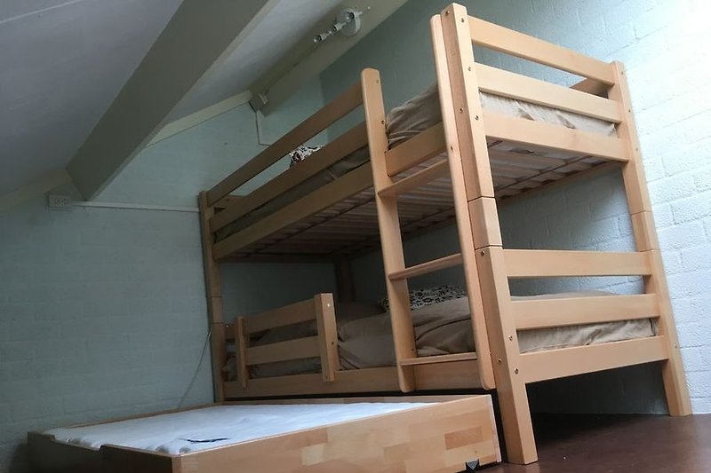 Camera da letto per bambini con letto a castello e cassetto sotto il letto