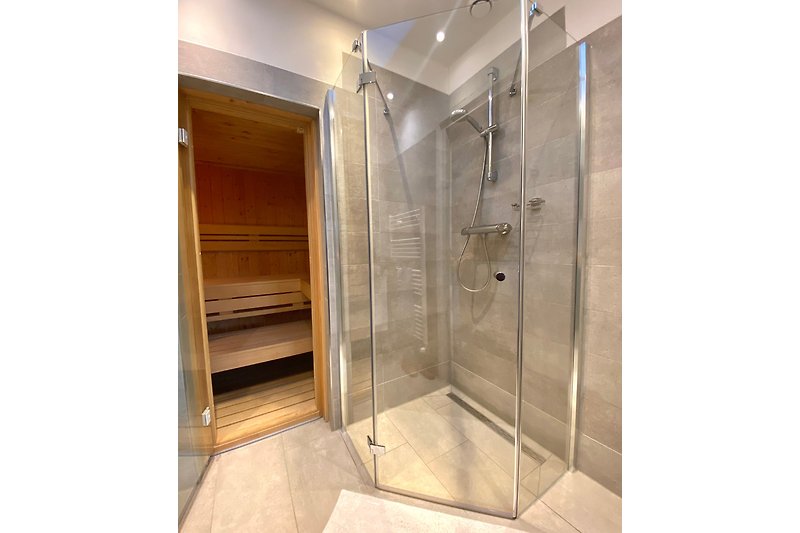 Duschbad u. Zugang zur hauseigenen Sauna