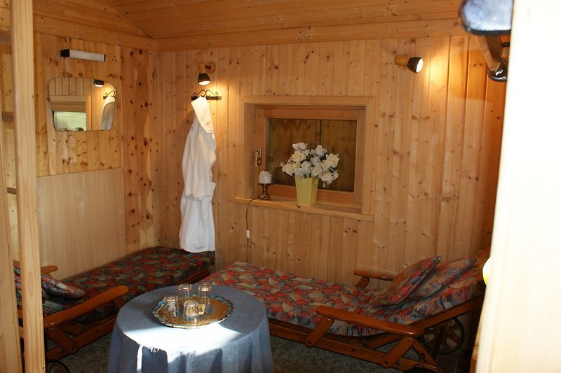 Erholsam und gesund - Sauna und Ruheraum in unserer Blockhütte.