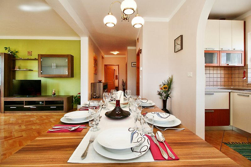 Esstisch mit verbindung zum Wohnzimmer und Küche