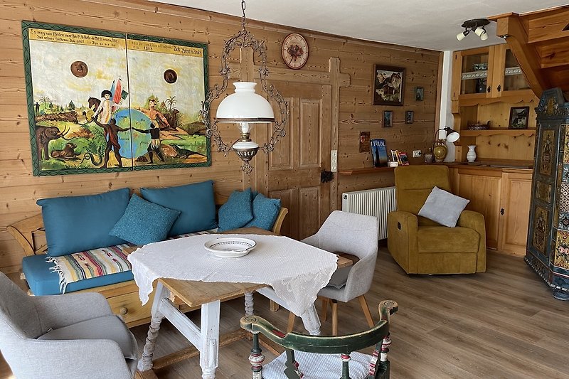 Gemütliches Wohnzimmer mit Holzmöbeln, bequemer Couch und stilvoller Dekoration.