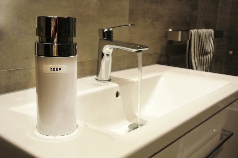 Schönes Badezimmer mit Waschbecken und modernem Design.