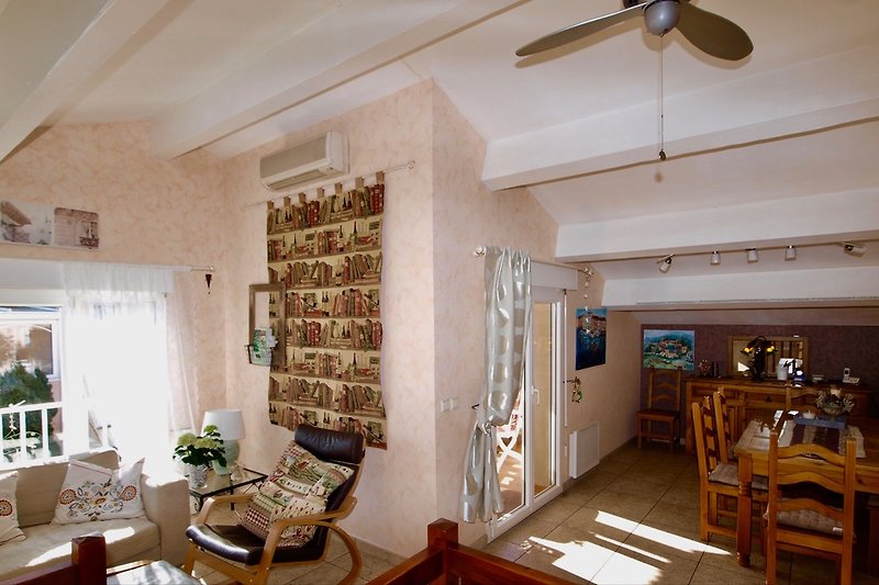 Wohn-Esszimmer mit Klimaanlage