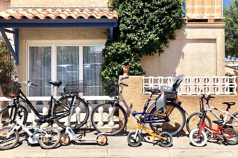 2 x Fahrräder, Kinderfahrräder und Roller für die Urlaubsnutzung