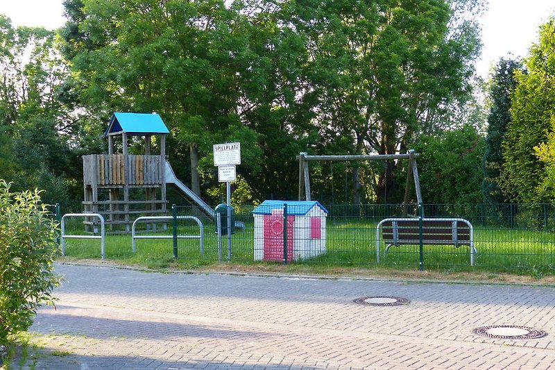 Parque infantil a 50 metros de distancia.