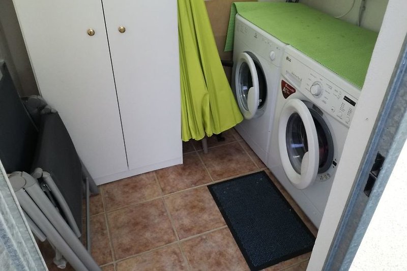 Lavandería con lavadora y secadora
