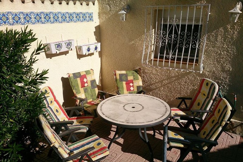 Sitzplatz im eigenen Garten, hier kann man herrlich die Sonne genießen. Weiterhin sind 6 Liegen im Haus verfügbar.